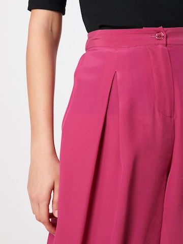 SAND COPENHAGEN Lużny krój Spodnie 'Less' w kolorze różowy