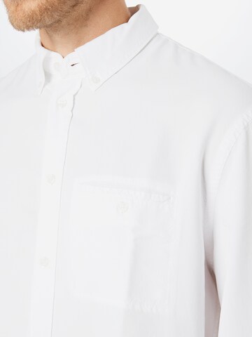 Coupe regular Chemise 'Zachary ' Filippa K en blanc