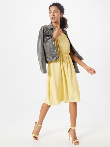 Robe VERO MODA en jaune