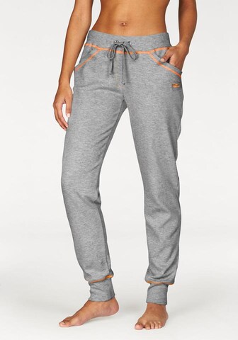 Coupe slim Pantalon BENCH en gris : devant