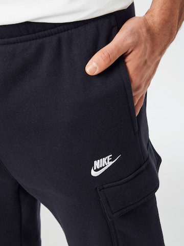 Tapered Pantaloni cu buzunare 'Club' de la Nike Sportswear pe negru