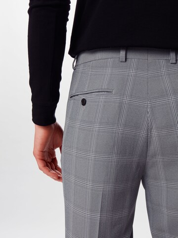 pilka BURTON MENSWEAR LONDON Prigludęs „Chino“ stiliaus kelnės 'LIGHT GREY GRAPHIC CHECK'