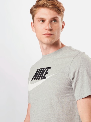 pilka Nike Sportswear Standartinis modelis Marškinėliai 'Icon Futura'