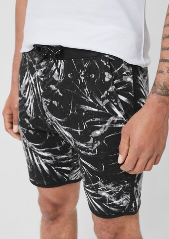 QS Loosefit Shorts in Schwarz: predná strana