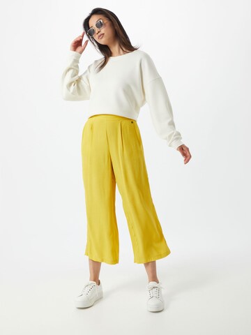 s.Oliver Wide leg Pleat-Front Pants in Yellow