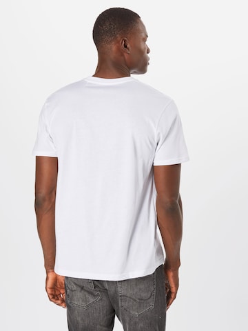 Coupe regular T-Shirt ALPHA INDUSTRIES en blanc : derrière