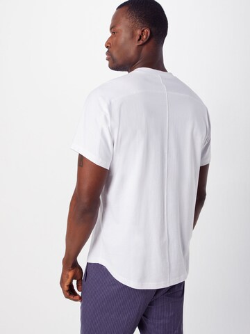 T-Shirt 'Batwing' Urban Classics en blanc : derrière