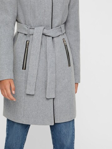 Manteau mi-saison 'Bessy' VERO MODA en gris