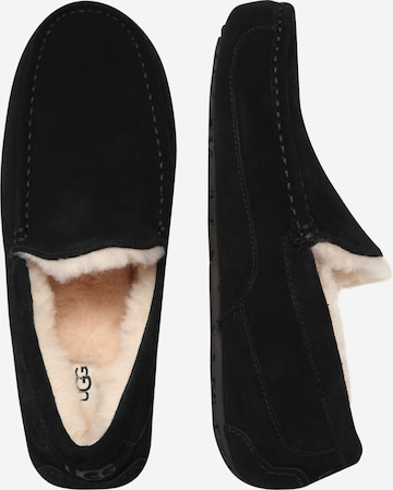 UGG حذاء بلا كعب 'Ascot' بلون أسود