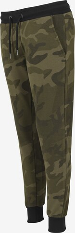 Tapered Pantaloni 'Terry' de la Urban Classics pe verde