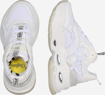 BUFFALO Låg sneaker 'Triplet' i vit