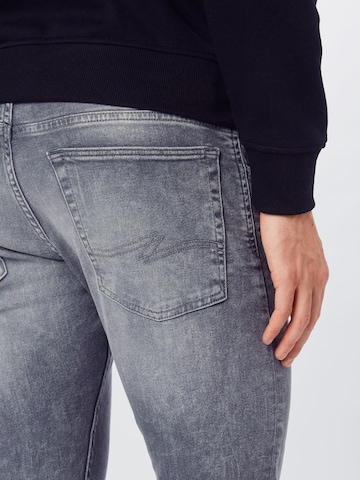 QS גזרת סלים ג'ינס באפור