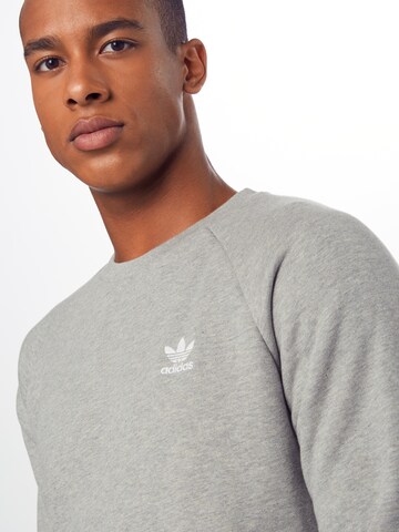 ADIDAS ORIGINALS Klasický střih Mikina 'Loungewear Trefoil Essentials' – šedá