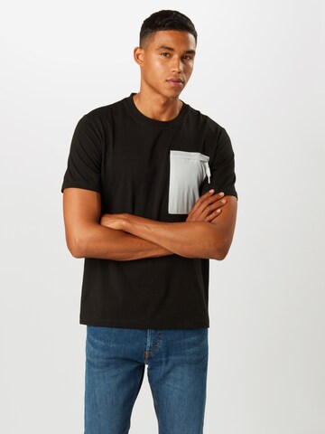 GUESS Regular fit T-shirt i svart: framsida
