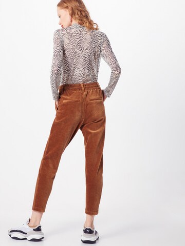 ONLY - regular Pantalón plisado 'POPTRASH-PING PONG' en marrón: atrás