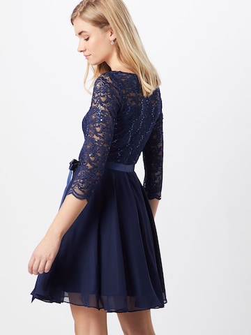 Robe de cocktail SWING en bleu : derrière