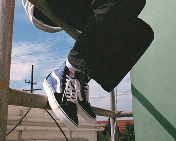 vans grigie e bianche
