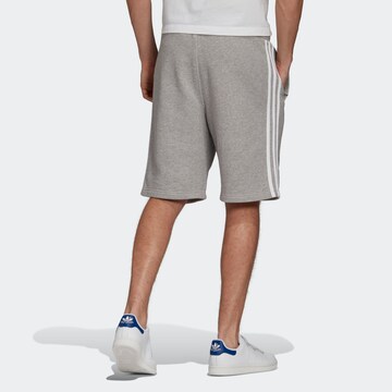 ADIDAS ORIGINALS - regular Pantalón en gris