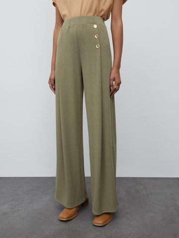 EDITED Wide leg Broek 'Jamie' in Groen: voorkant