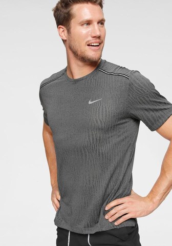 NIKE Regular Fit Funktionsshirt 'Miler' in Grau: predná strana