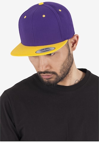 Casquette Flexfit en violet : devant