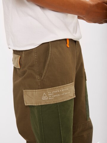 DENHAM - Regular Calças cargo 'Nato Pant Am' em verde