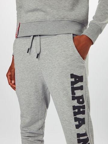 Effilé Pantalon ALPHA INDUSTRIES en gris