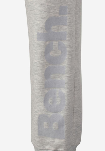 Effilé Pantalon BENCH en gris