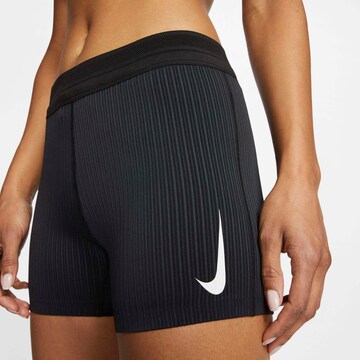 Skinny Pantaloni sport de la NIKE pe negru