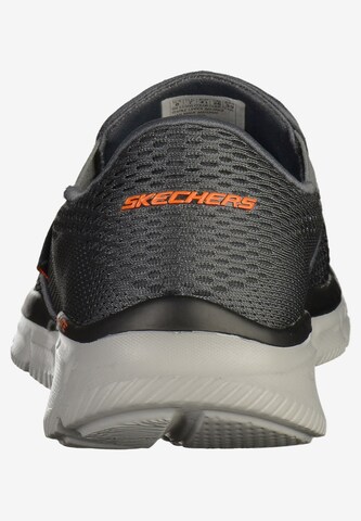 SKECHERS Slipper in Grau