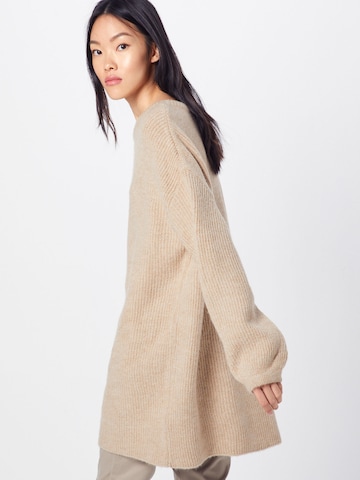 Pull-over oversize 'Mina' ABOUT YOU en beige : derrière