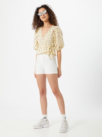 Gina Tricot Skinny Shorts 'Molly' in Weiß