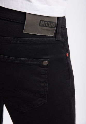 MUSTANG Slimfit Farmer 'Oregon' - fekete