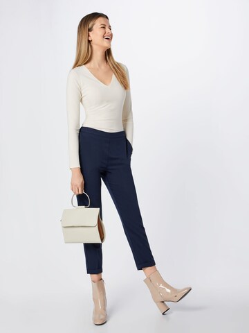 Coupe slim Pantalon à plis 'Louisa' ABOUT YOU en bleu