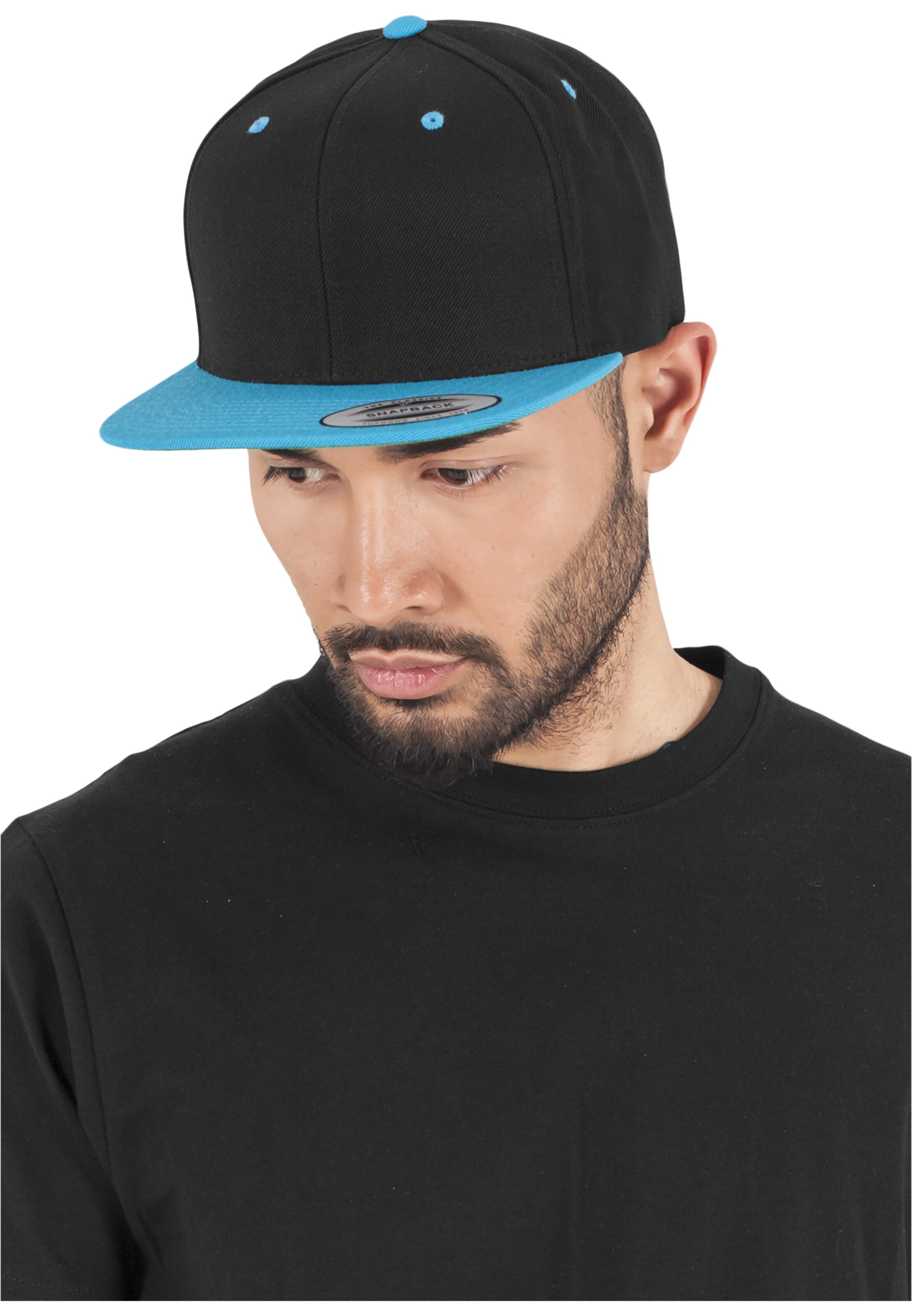 Casquette Flexfit en noir : devant