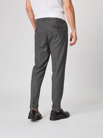 Coupe slim Pantalon 'Core' DRYKORN en gris : derrière