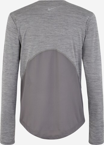 NIKE Funkční tričko 'MILER' – šedá: zadní strana