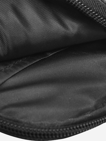 Urban Classics Чанта за през рамо тип преметка в черно: отгоре
