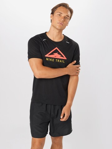 NIKERegular Fit Tehnička sportska majica 'Rise 365 Trail' - crna boja: prednji dio
