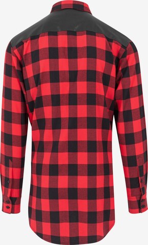 Urban Classics - Ajuste regular Camisa en rojo