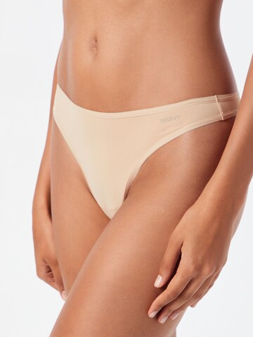 Skiny Regular String i beige: forside