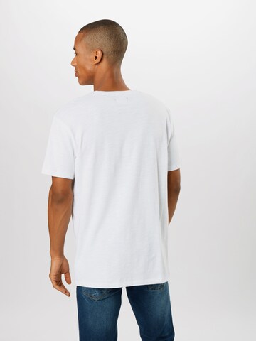 Coupe regular T-Shirt 'Surplus' Superdry en blanc