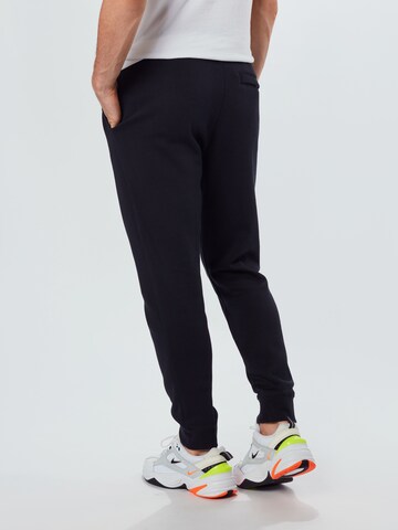 Tapered Pantaloni 'Club Fleece' di Nike Sportswear in nero