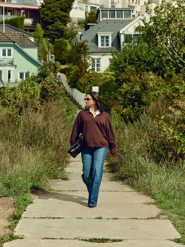Brown Sweater With Jeans Look
