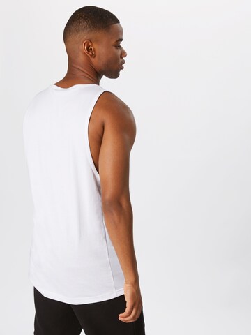 T-Shirt Urban Classics en blanc : derrière