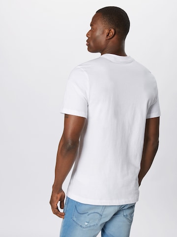 Coupe regular T-Shirt 'Swoosh' Nike Sportswear en blanc : derrière