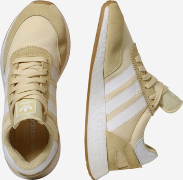 Baskets basses 'INIKI RUNNER' ADIDAS ORIGINALS en jaune : sur le côté