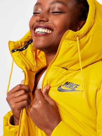 Nike Sportswear Zimní kabát – žlutá