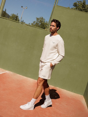 Relaxed Beige Sweater & Shorts Look