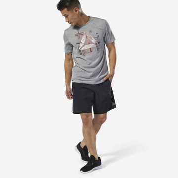 Reebok Regular Shorts 'WOR' in Schwarz: predná strana